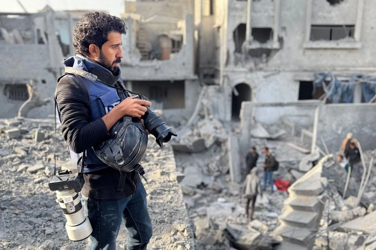 El periodista de Afp, Omar Al-Qattaa, en la franja de Gaza el 26 de diciembre de 2024; los corresponsales declararon que la escasez de alimentos afecta su capacidad para cubrir el conflicto entre Israel y Hamas. Foto 