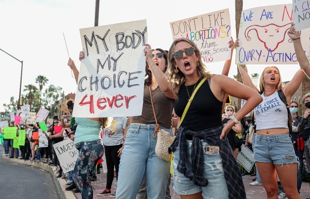 Manifestantes por el derecho al aborto cantan durante una manifestación Pro Choice en el Tribunal Federal de Tucson en Tucson, Arizona. Foto Afp/ archivo