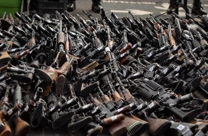 Las autoridades exhibieron armas incautadas en operativos recientes al destacar los resultados de la Operación Relámpago del Desierto, liderada por CBP. Foto