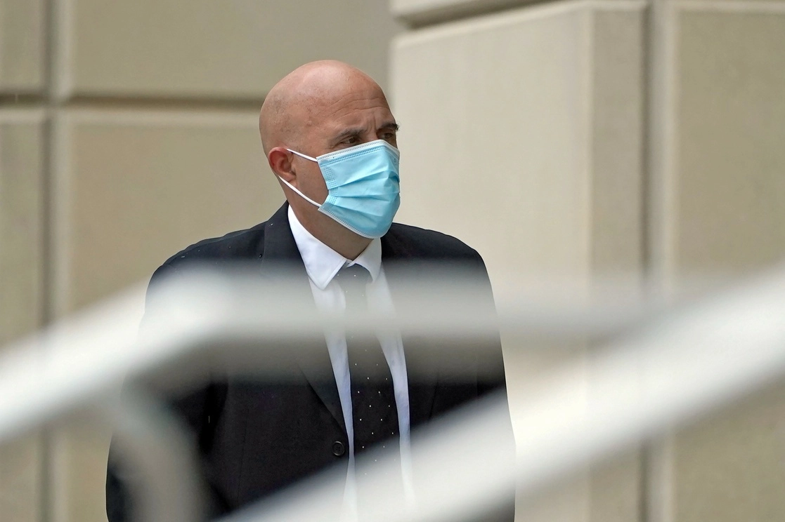 El agente José Irizarry arriba al Palacio de Justicia de EU en Tampa, Florida, donde fue condenado a 12 años de prisión. Foto Ap