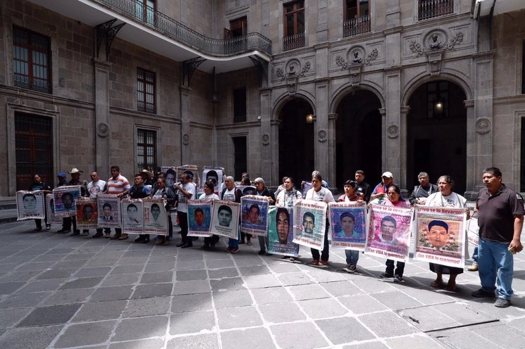 Padres de los 43 normalistas desaparecidos, en Palacio Nacional el pasado 5 de marzo. Foto Cristina Rodríguez