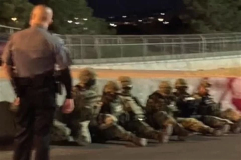 La CBP informó de la detención de los 14 militares mexicanos en el Puente conocido como Libre, luego de que ingresaron armados en dos vehículos. Foto tomada de Twitter
