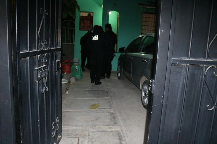 Elementos de seguridad catearon domicilios para buscar a más responsables por el ataque con ácido a saxofonista. Foto @FISCALIA_GobOax
