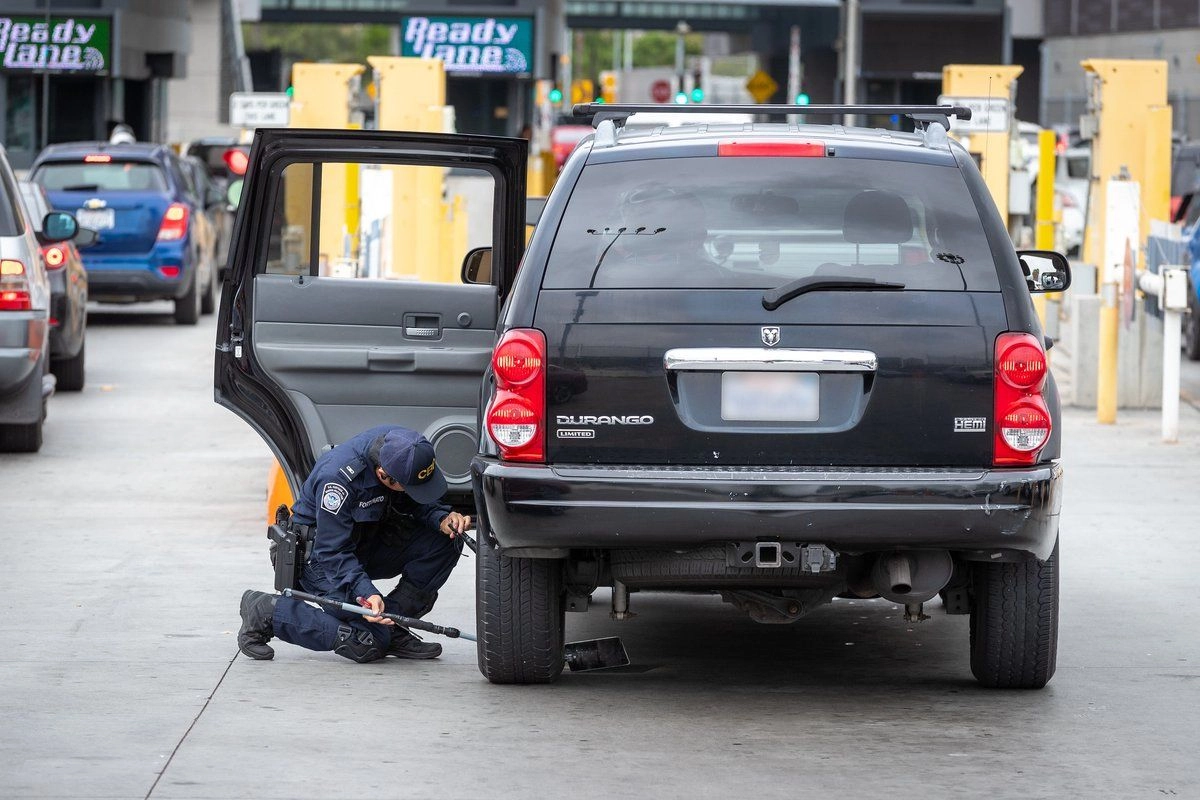 La pareja envió "un código secreto basado en emojis" para informar a los traficantes mexicanos qué carriles de inspección estaban supervisando en los cruces fronterizos de Tecate y Otay Mesa.