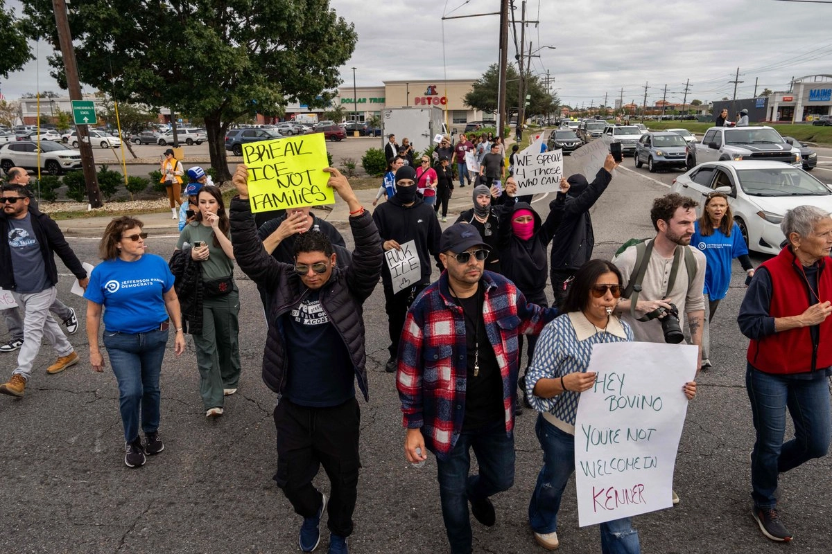 Un comunicado del departamento de policía de Elgin indicó que el enfrentamiento entre oficiales de inmigración y manifestantes fue provocado por un accidente automovilístico.