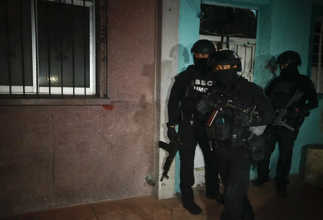 Los operativos son realizados por agentes de Investigación Criminal y personal de Seguridad Ciudadana y Protección Civil de la alcaldía Cuauhtémoc. Foto Víctor Camacho/Archivo