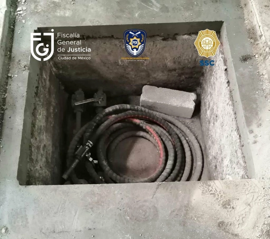En el sitio fueron asegurados bidones que contenían aparente gasolina. Foto Cortesía FGJ-CDMX