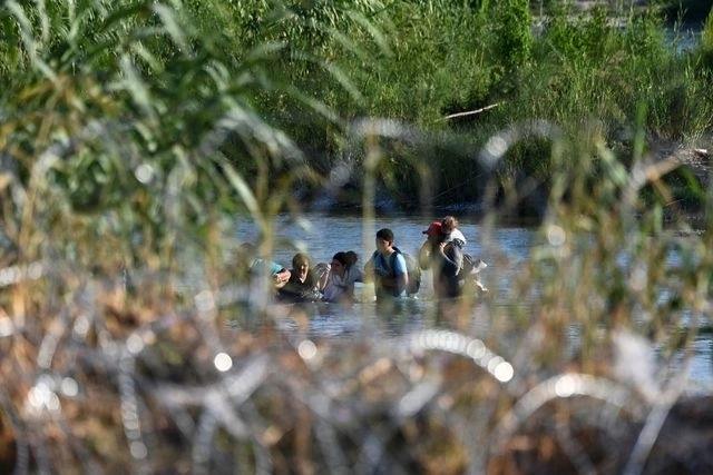 Migrantes cruzan el río Bravo en imagen de archivo. Foto Afp / archivo
