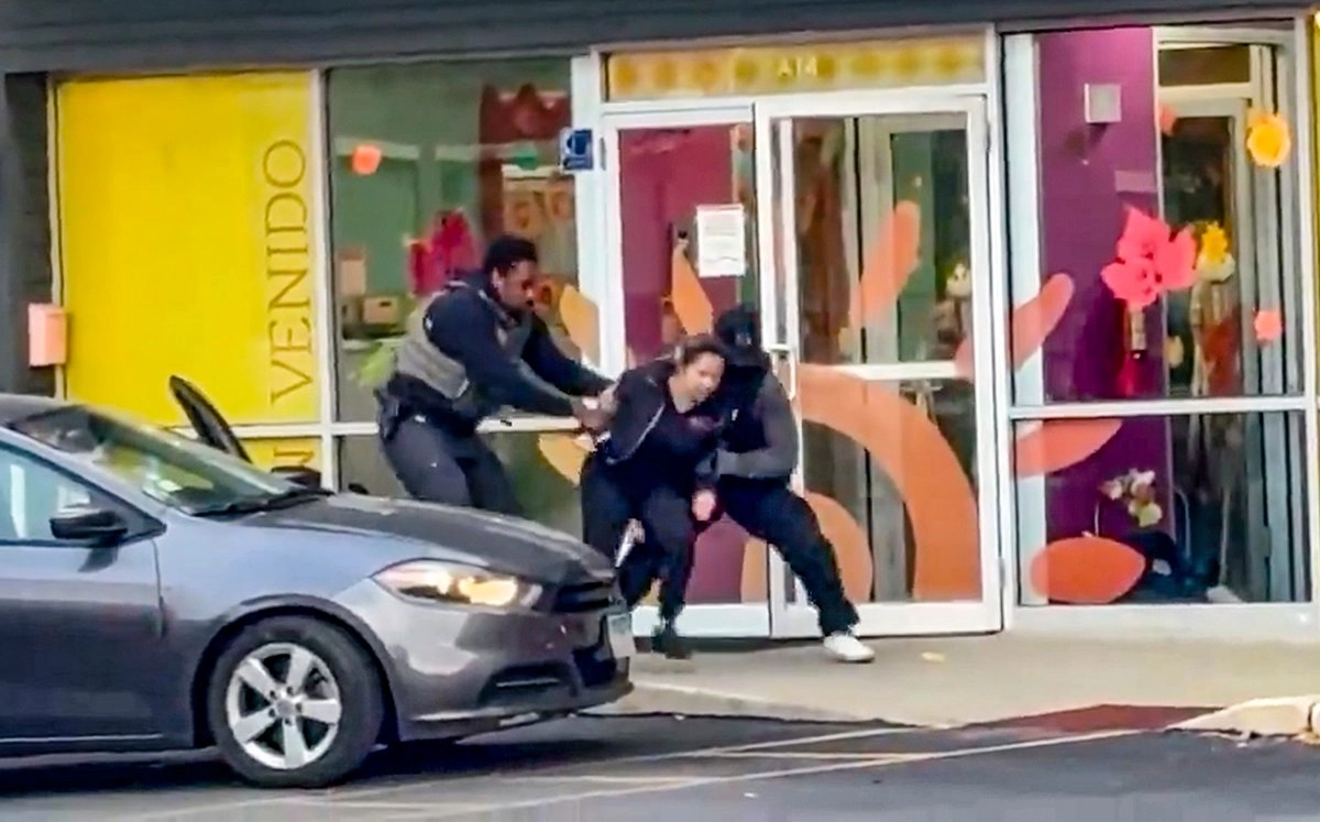 En un video que se hizo viral y que provocó la indignación de padres de familia y funcionarios locales en Chicago, se muestra cómo dos agentes de migración sacan de forma agresiva a una maestra de una escuela prescolar, quien les gritaba: “tengo papeles”.