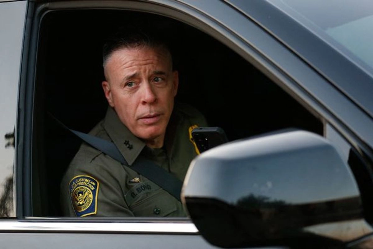 Gregory Bovino, comandante general de la Patrulla Fronteriza de EU, observa durante una protesta frente a las instalaciones del Servicio de Inmigración y Control de Aduanas (ICE) en Broadview, Illinois. Foto 