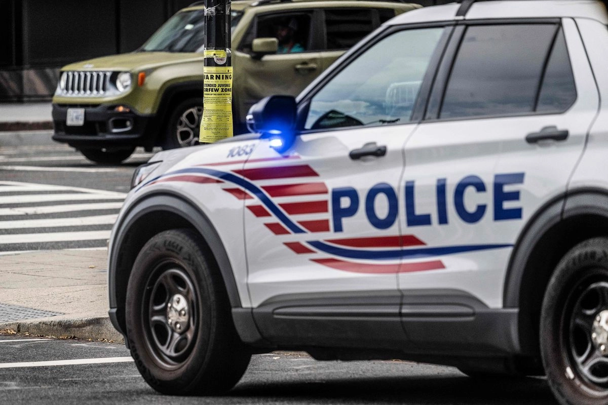La vigilancia extrema de agentes federales en Washington D.C., responde a que el presidente Trump señaló que la capital del país registraba niveles alarmantes de delincuencia. Foto  