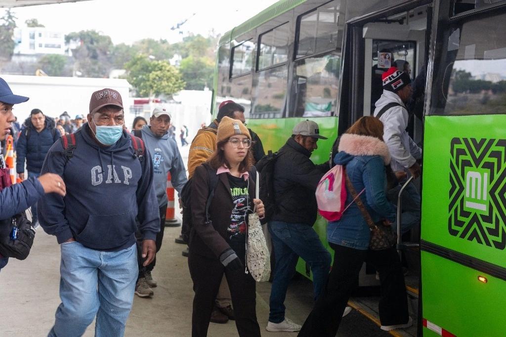 Andenes improvisados para abordar el servicio sustituto del Metro a las afueras de la terminal de autobuses Observatorio. Foto Pablo Ramos 