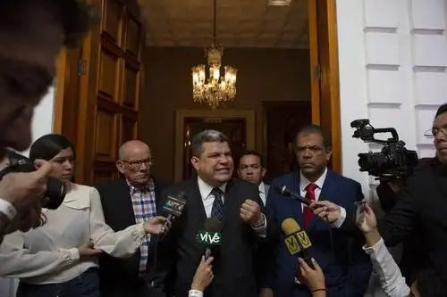 Luis Parra, diputado de Primero Justicia, habla con la prensa luego de rendir juramento como presidente de la Asamblea Nacional de Venezuela.Foto Ap