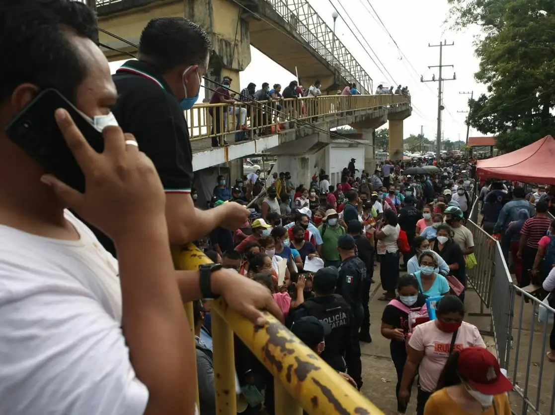 Damnificados por las inundaciones del pasado mes de noviembre hacen largas filas para que se les entreguen apoyos por parte del gobierno federal, en el módulo instalado en la Universidad Tecnológica de Tabasco. Foto Cuartoscuro