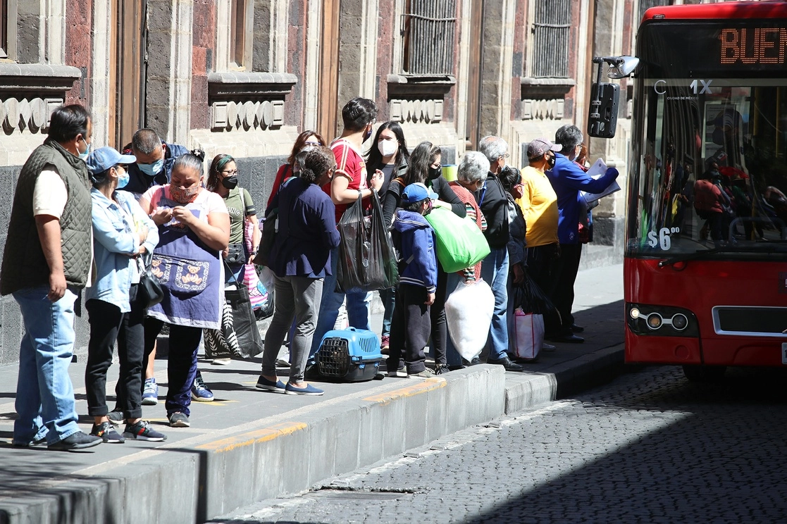Usuarios del Metrobús en el Centro Histórico de CDMX. Foto María Luisa Severiano/Archivo