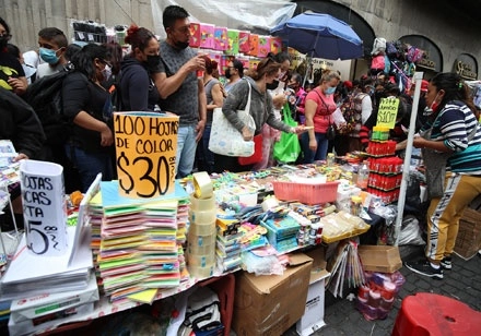 Como antes de la pandemia y en busca de los mejores precios, padres de familia atestaron ayer las calles del Centro Histórico de la capital del país para surtir sus listas de útiles, a dos días del reinicio de clases presenciales, programado para mañana. Foto María Luisa Severiano