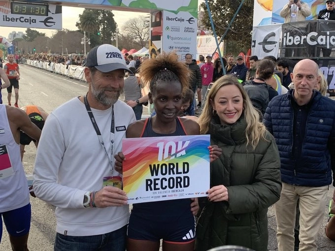 La keniana Agnes Jebet Ngetich pulverizó el récord del mundo femenino de los 10 kilómetros en ruta en la carrera de Valencia, España. Foto @10KValencia
