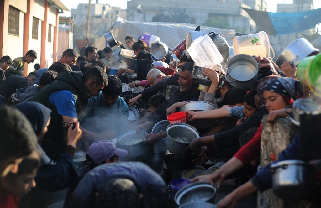 Palestinos intentan obtener comida en la ciudad de Rafah. Ayer se informó que en dos ataques de Israel perecieron 29 personas cuando esperaban ayuda. Foto Xinhua