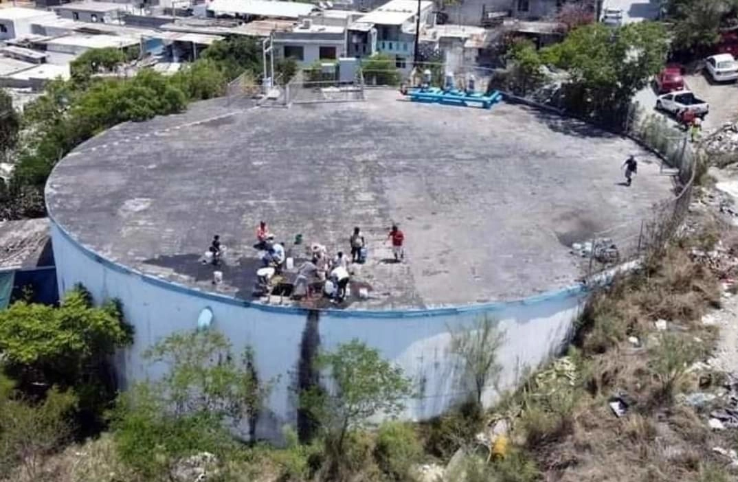 Momento en que vecinos de la colonia Sierra Ventana saquean el agua de un tanque de los Servicios de Agua y Drenaje de Monterrey. Foto tomada de Facebook