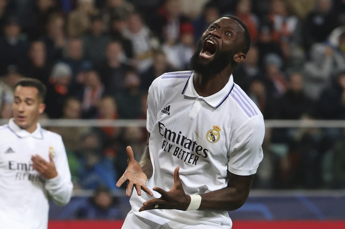 Antonio Rüdiger, defensor alemán del Real Madrid, celebra su primer gol con el equipo blanco, con el que rescató el empate a 1 ante el Shakhtar Donetsk en la cuarta fecha de la Liga de Campeones. Foto Ap.