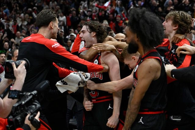 El basquetbolista de los Chicago Bulls, Josh Giddy festeja con sus compañeros tras el triunfo ante los Lakers. Foto 