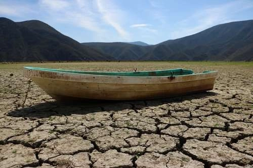 Debido al intenso calor y la escasez de lluvia, así como a los efectos del cambio climático, la laguna de Metztitlán, ubicada en la sierra de Hidalgo, está a punto de secarse. Gran parte del área del cuerpo de agua se ha convertido en una amplia extensión de arena agrietada. Foto Juan Ricardo Montoya