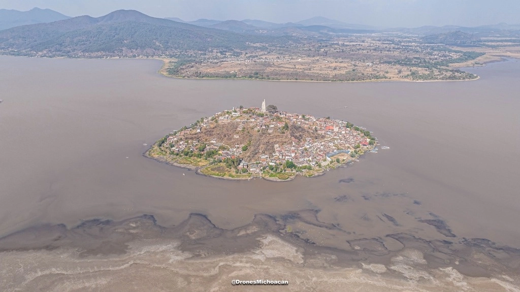 Imagen panorámica de la isla de Janitzio, en el lago de Pátzcuaro. La parte que colinda con la comunidad de Jarácuaro está muy afectada por la sequía pues el nivel del agua no llega ni a un metro de profundidad. Foto cortesía Drones de Michoacán



