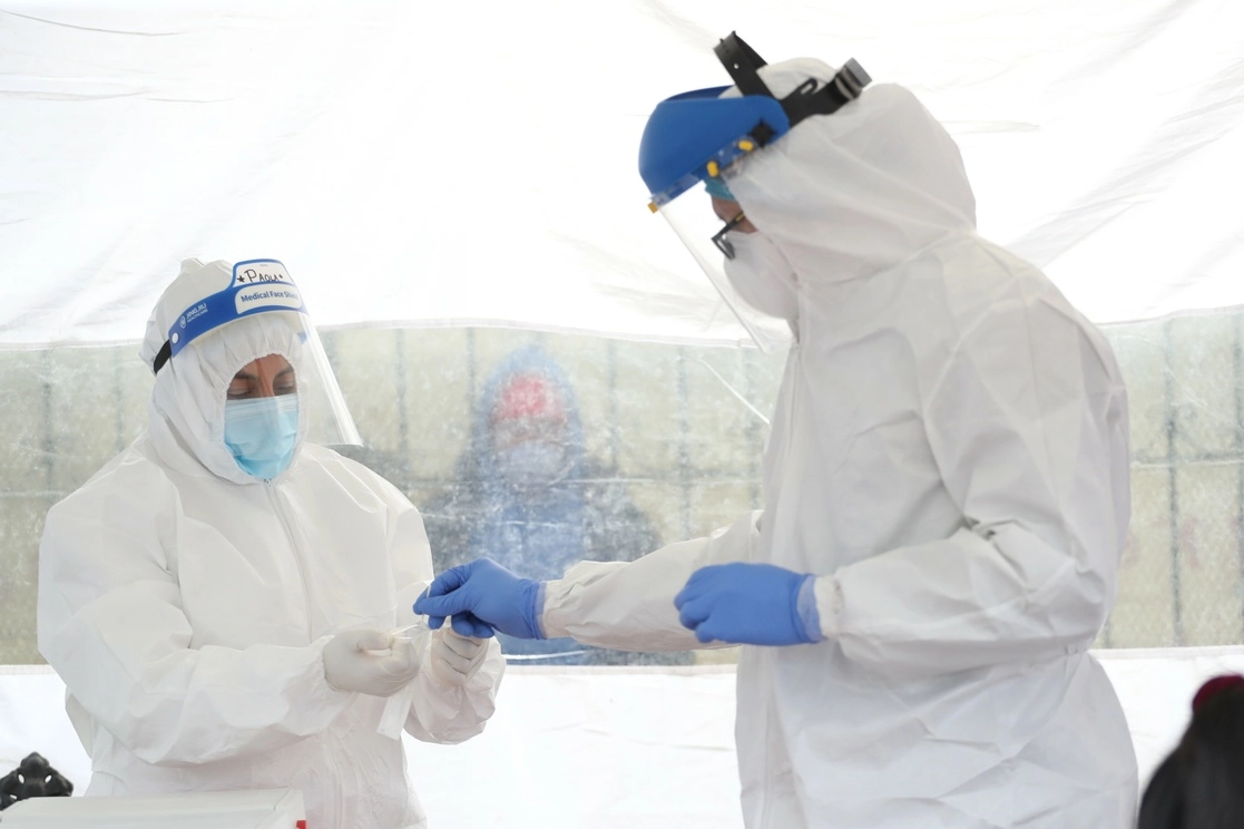 Médicos realizan pruebas rápidas de detección de Covid-19 en la alcaldía Xochimilco. Foto LA JORNADA/Luis Castillo
