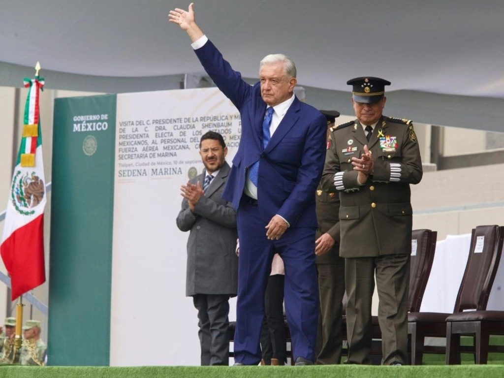 El presidente Andrés Manuel López Obrador dijo que con el Ejército y la Marina se avanzó “en contribuir a garantizar la paz y la tranquilidad al interior de nuestro país”, tras aprobarse por unanimidad en el Congreso su participación en tareas de seguridad pública. Foto María Luisa Severiano

