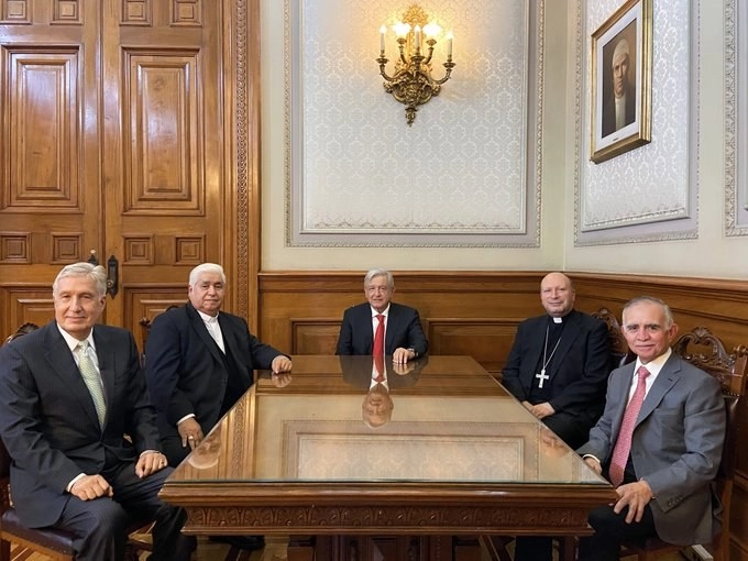 El presidente Andrés Manuel López Obrador (c) durante su reunión con autoridades eclesiásticas Foto tomada de la cuenta de Twitter @lopezobrador_
