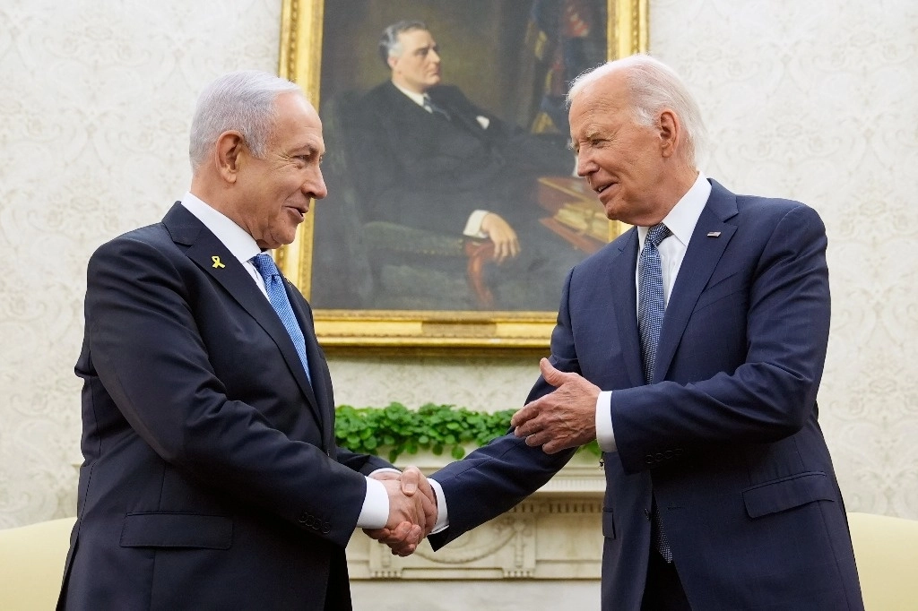 Benjamin Netanyahu, primer ministro de Israel se reunió por vez primera en la Casa Blanca con el presidente estadunidense, Joe Biden. Foto Ap
