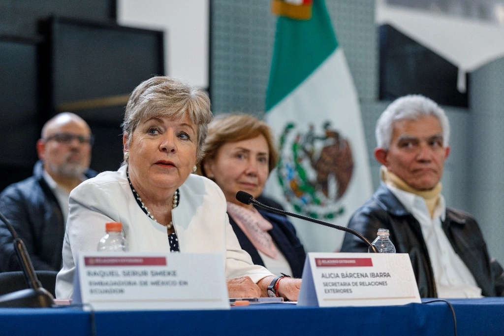 Alicia Bárcena Ibarra, la embajadora de México en Ecuador, Raquel Serur Smeke, y el jefe de Cancilleria y Asuntos Politicos de Mexico en Ecuador, Roberto Canseco Martínez en conferencia. Foto Pablo Ramos/ archivo
