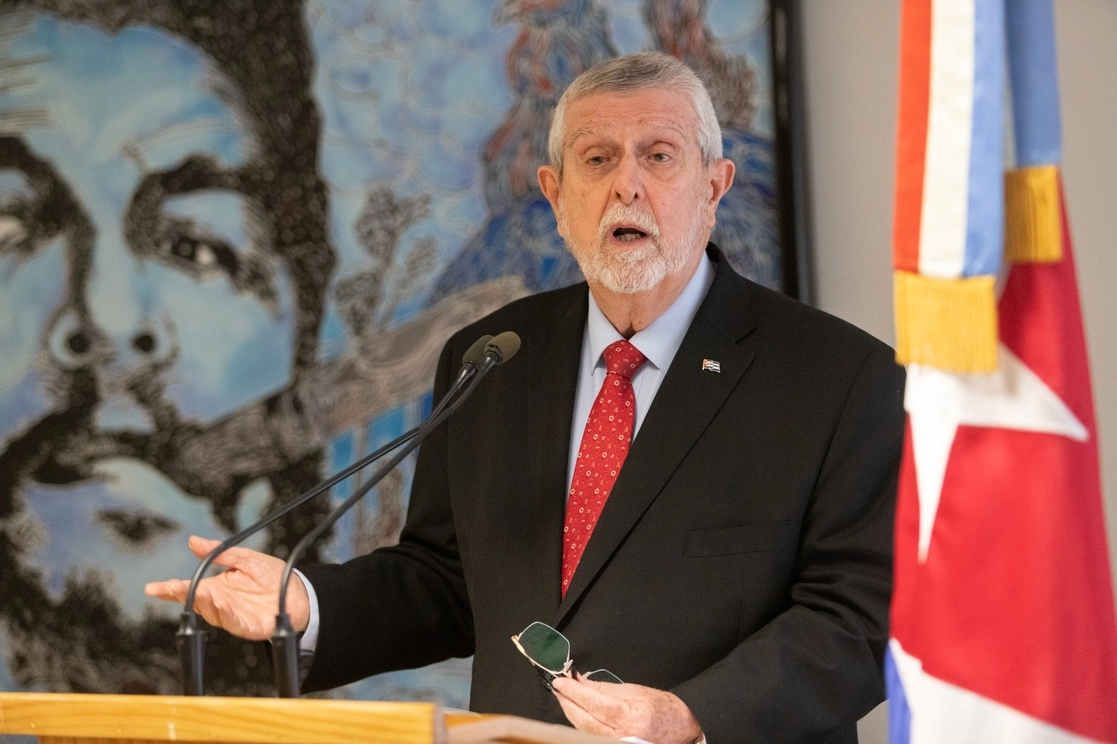 El embajador de Cuba en México, Marcos Rodríguez Costa, durante una conferencia de prensa en las instalaciones de la embajada. Foto Pablo Ramos / archivo 
