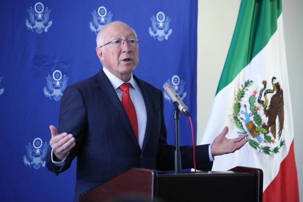 El embajador de Estados Unidos en México, Ken Salazar, durante una conferencia de prensa en su residencia de Lomas Altas, en la Ciudad de México. Foto María Luisa Severiano / Archivo