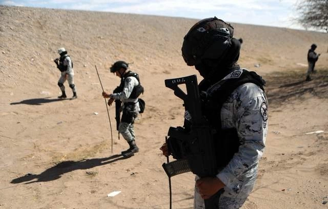 
Miembros de la Guardia Nacional buscan túneles en la frontera México-Estados Unidos en Ciudad Juárez, Chihuahua. Foto Afp