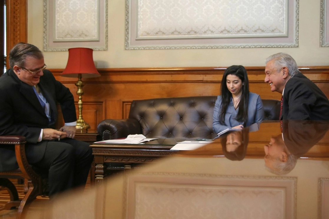 El presidente Andrés Manuel López Obrador conversó ayer vía telefónica con la vicepresidenta de Estados Unidos, Kamala Harris. La cooperación en el resguardo de los menores migrantes fue un tema central del diálogo. Lo acompañó el canciller Marcelo Ebrard. Foto cortesía Presidencia