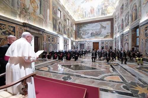 El ejemplo de profesionalismo y compasión del personal de salud debe ayudar a Italia para construir un futuro de solidaridad, expresó Francisco en el Vaticano. Foto Ap