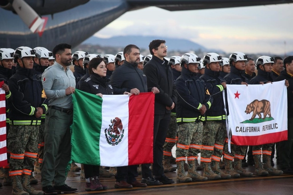 El secretario de la Defensa, Ricardo Treviila Trejo encabeza la ceremonia de partida de 73 especialistas en combate de incendios forestales, que apoyarán en California. Foto María Luisa Severiano
