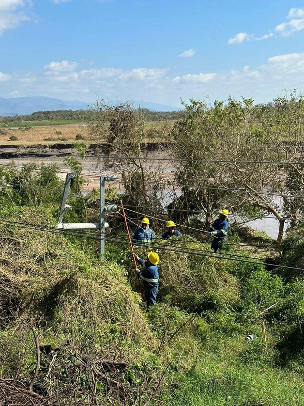 Trabajadores de CFE en Acaponeta, Nayarit. Foto CFE