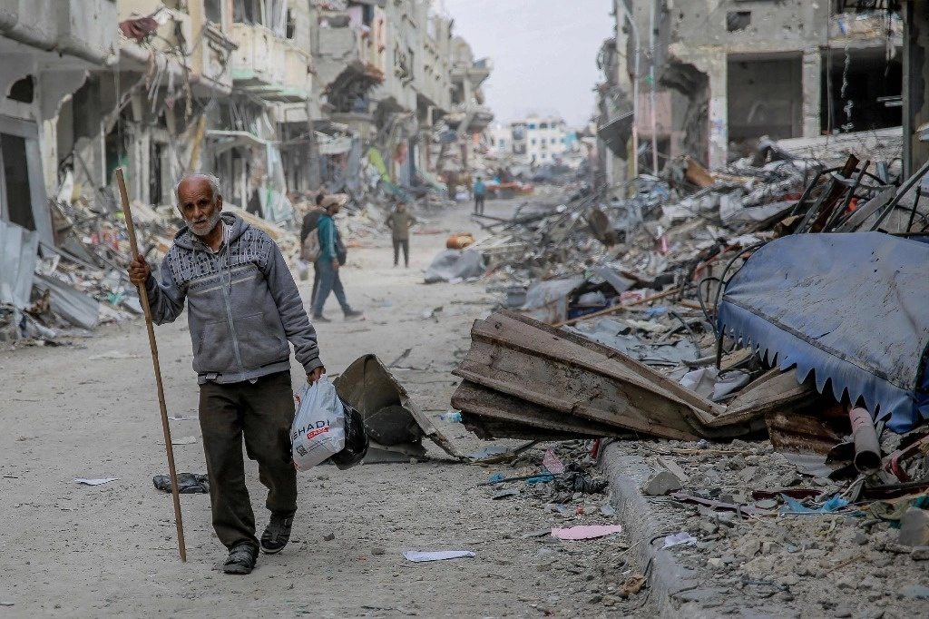Palestinos en la ciudad de Gaza en el segundo día de una tregua entre Israel y Hamás, el 25 de noviembre de 2023. Foto Afp