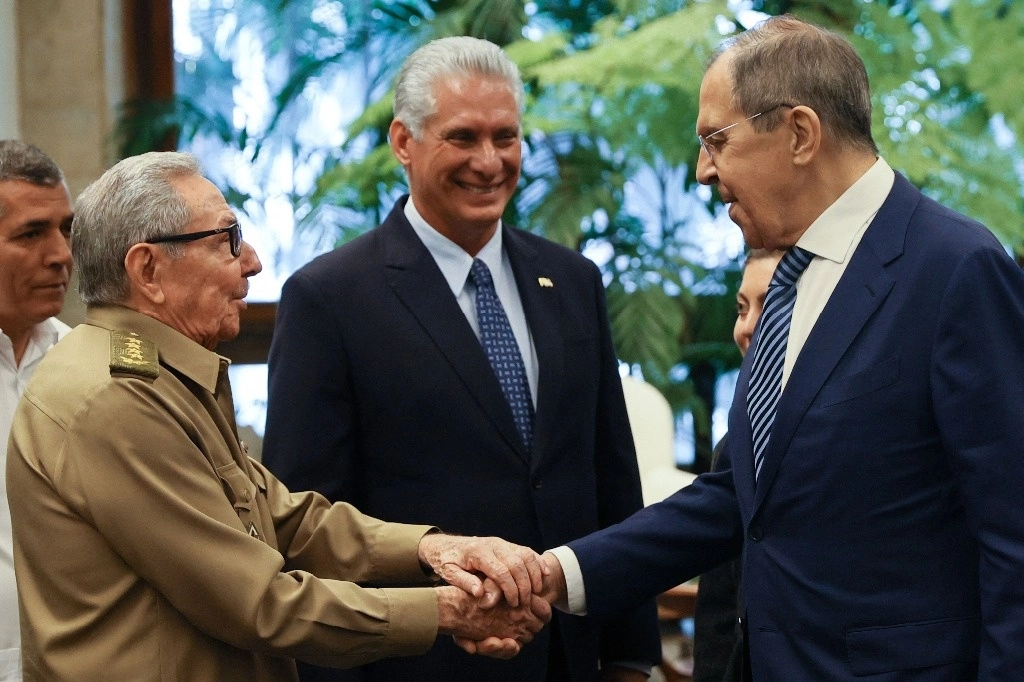 El canciller de Rusia, Serguéi Lavrov, se reunió con el presidente Miguel Díaz-Canel y el líder de la revolución Raul Castro, hoy en La Habana. Foto Afp 