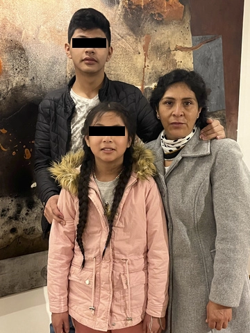 Lilia Paredes Navarro, esposa del presidente Pedro Castillo (der) junto con sus hijos Alondra (c) y Arnold (izq). Foto Ap
