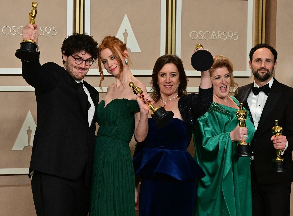 De izquierda a derecha, el director Daniel Rohr, la actriz Odessa Rae, la productora Diane Becker, la actriz Melanie Miller y el productor Shane Boris, posan con el Óscar por Mejor Documental para ‘Navalny’. Foto Afp 