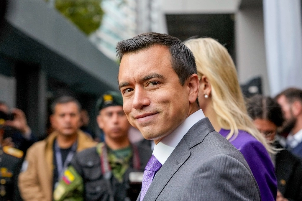 El presidente de Ecuador, Daniel Noboa, llega al Consejo Nacional Electoral para inaugurar oficialmente la votación de un referéndum que buscará apoyo para nuevas medidas de seguridad para combatir la creciente violencia, en Quito, Ecuador, el 21 de abril de 2024. Foto Ap