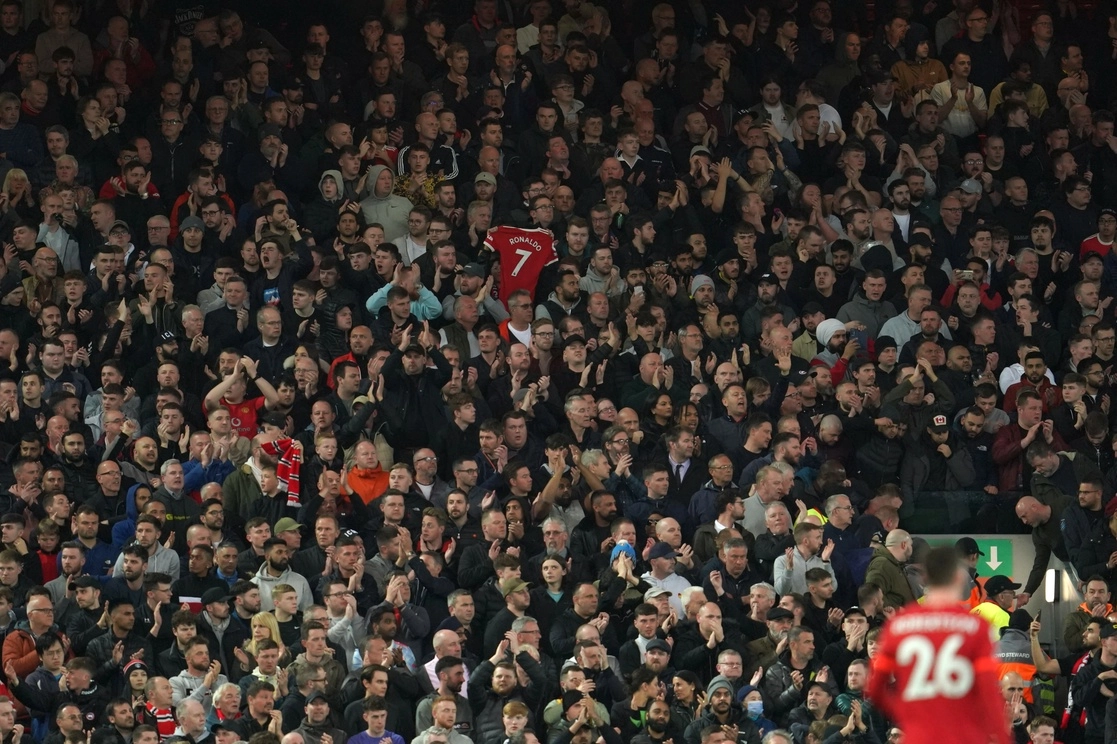 Aficionados del Liverpool expresaron su apoyo a Cristiano Ronaldo, delantero del Manchester United, quien informó del deceso de uno de sus gemelos recién nacido. El público entonó la canción ‘You'll Never Walk Alone’ en Anfield, el 19 de abril de 2022. Foto Ap