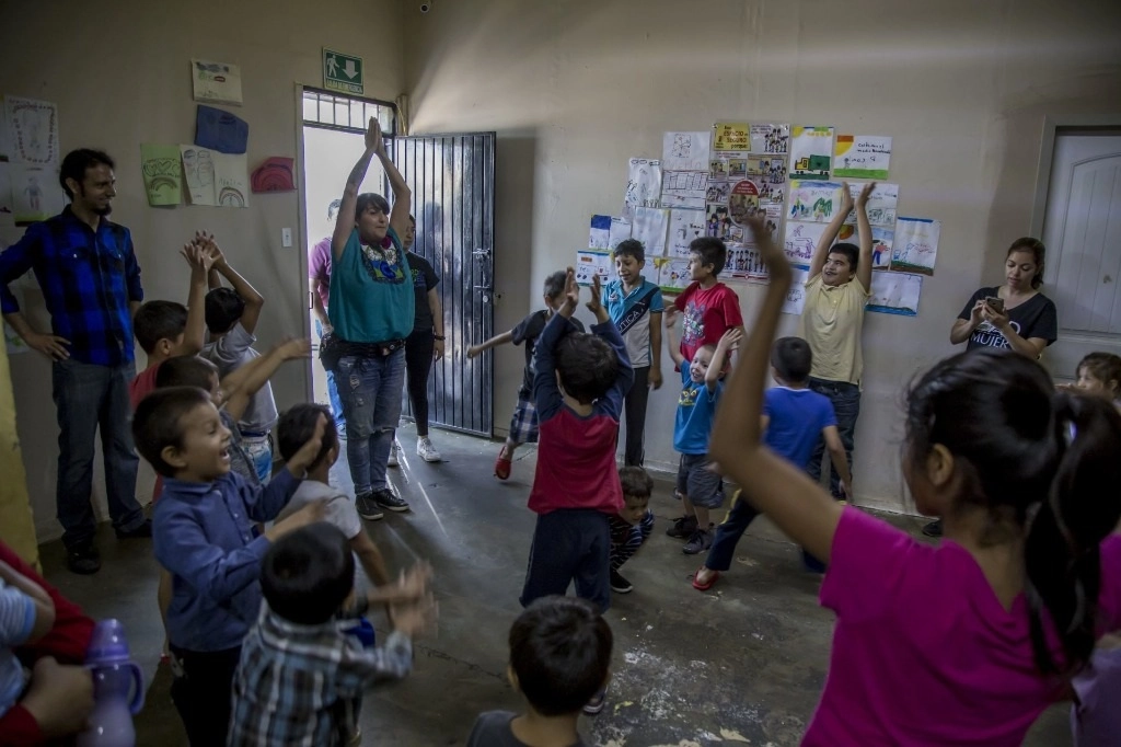Niños migrantes continúan su actividad escolar a través de iniciativas particulares como la de una escuela móvil, en Tijuana. Foto Cuartoscuro / Archivo