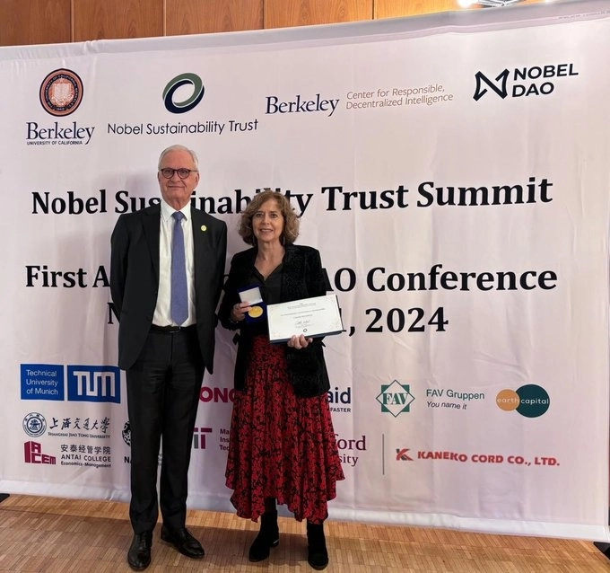 Rosaura Ruiz, secretaria de Ciencia, acudió en nombre de la Presidenta a recibir el premio de la Sustainability Nobel Trust, "que le otorgan  por su gran trabajo como ambientalista". Imagen tomada de https://x.com/rosauraRuiz4