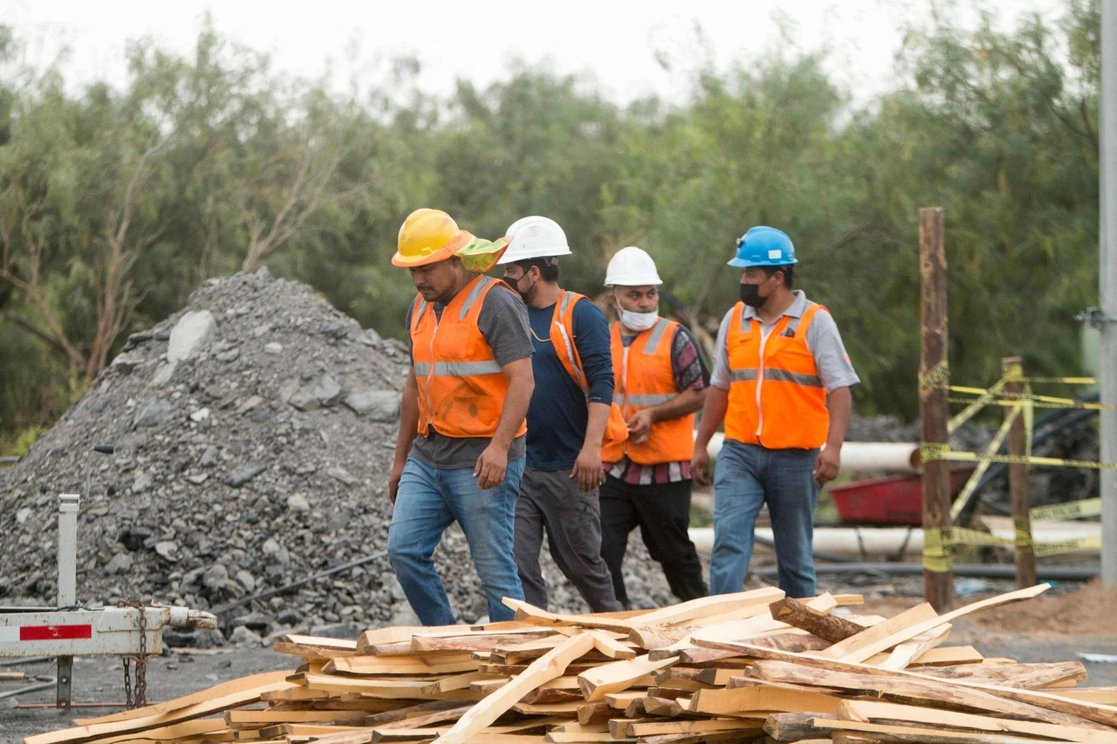 Rescatistas laboran en la mina de carbón en Sabinas, Coahuila, en la que hay 10 mineros atrapados. Foto Afp