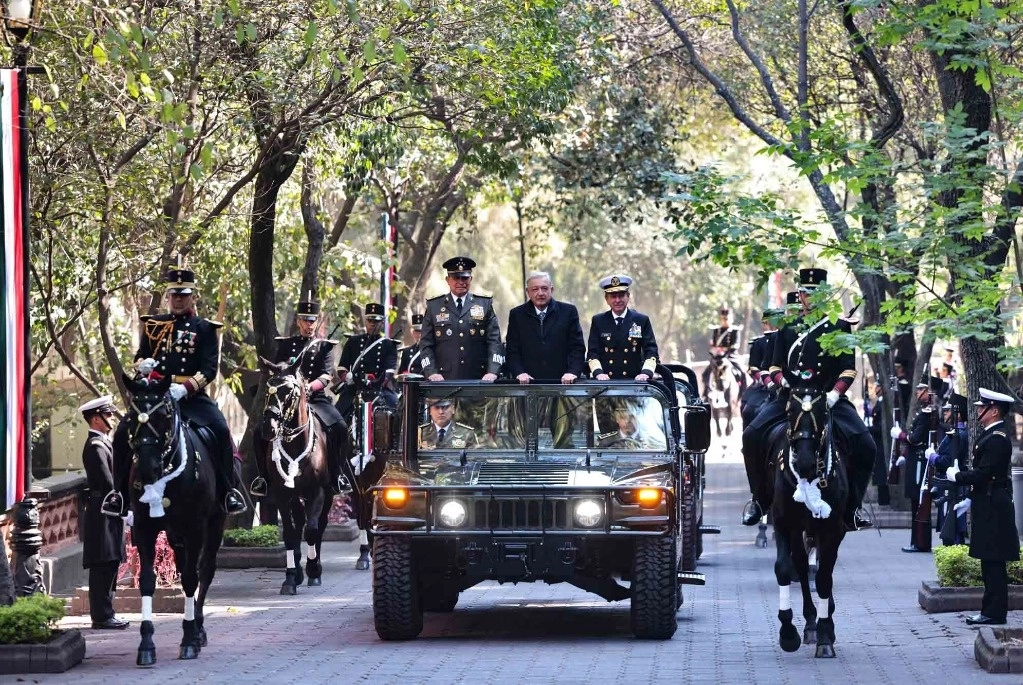 López Obrador encabezó ayer el 111 aniversario de la Marcha de la Lealtad, en el Castillo de Chapultepec. Lo flanquean Luis Cresencio Sandoval, secretario de la Defensa Nacional, y José Rafael Ojeda, de Marina. Foto Presidencia