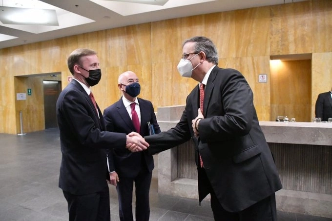 El canciller Marcelo Ebrard (der) junto con Jake Sullivan (c,izq), asesor del presidente Biden en Asuntos de Seguridad Nacional, y el secretario de Seguridad, Alejandro Mayorkas (c) al término de la reunión. Foto tomada de la cuenta de Twitter @m_ebrard